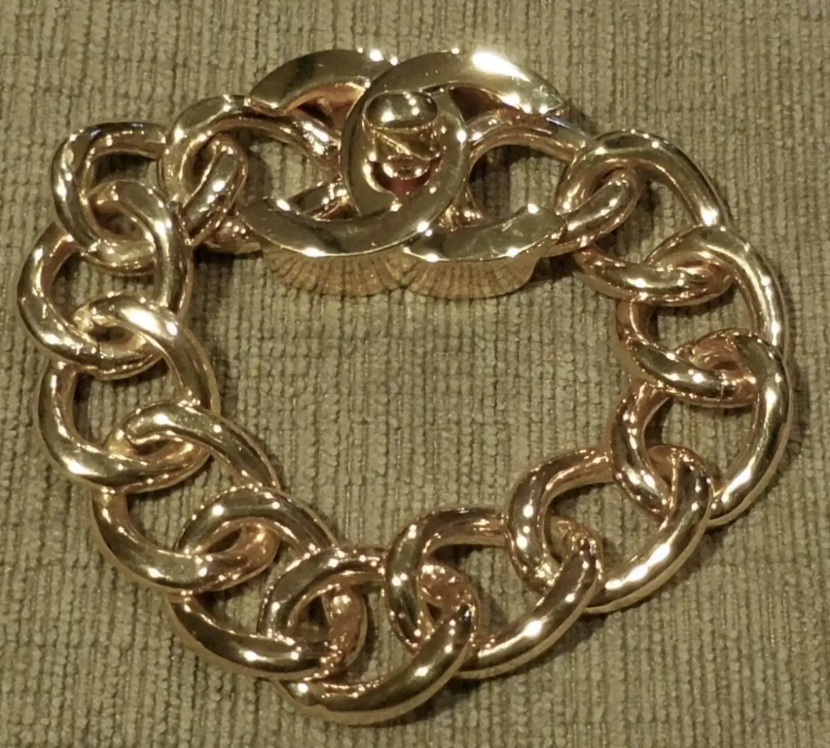 Gold chain bracelet with clasp